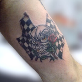 Tatouage drapeau de course et tête de mort