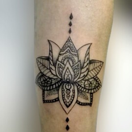 Tatouage fleur arabesque sur l'avant bras de style fine art.