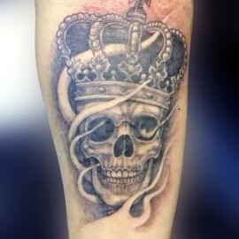 Tatouage tête de mort avec couronne en noir et ombrage