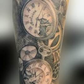 Tatouage horloges cassées style réaliste