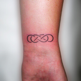 Tatouage discret motif géométrique symbole de l'infini sur le poignet