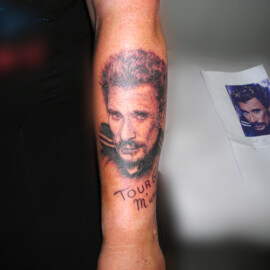 Tatouage portrait de Johnny Hallyday