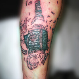 Tatouage bouteille de whisky Jack Daniels éclatée style réaliste