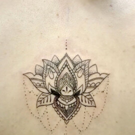 Tatouage fleur de style fine art dans le dos