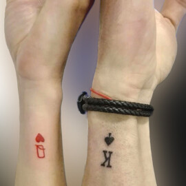 Tatouage discret pour couple "Queen" et "King" sur le poignet