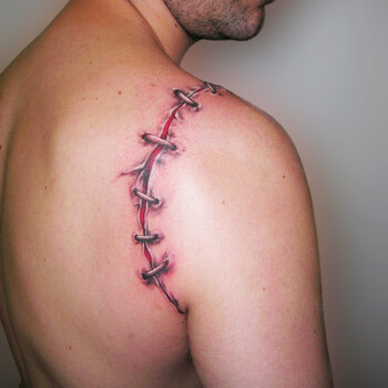 Tatouage fausse cicatrice au bras