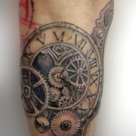 Tatouage biomécanique horloge style réaliste
