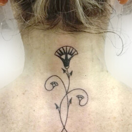 tatouage fleur sur la nuque en style fine art
