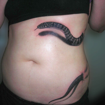 tatouage serpent effet réaliste trompe l'œil : le serpent sort du corps !