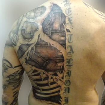Tatouage trompe l'œil effet déchirure de la peau : cage thoracique apparente .