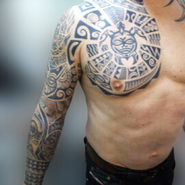 Tatouage style Maori bras complet et pectoral