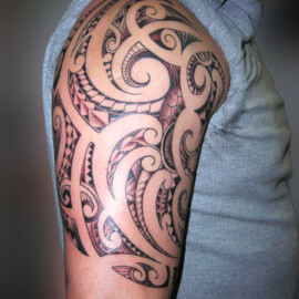 Tatouage tribal sur le bras en couleur style moderne