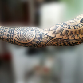Tatouage style Maori bras complet et pectoral