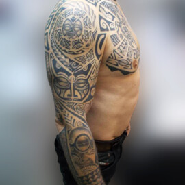 Tatouage style Maori bras complet et pectoral