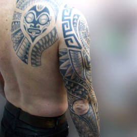 Tatouage style Maori bras complet et pectoral