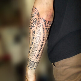 Tatouage d'inspiration polynésien maori sur l'avant-bras