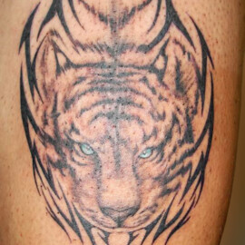 Tatouage motif d'un tribal avec une tête de tigre intégrée