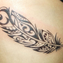 Tatouage plume inspiration maori sur le coté du corps
