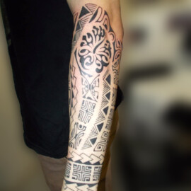Tatouage d'inspiration polynésien maori sur l'avant-bras