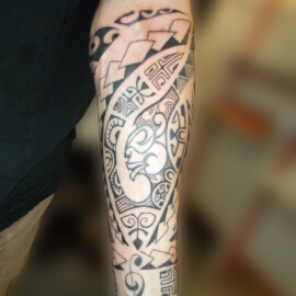 Tatouage tribal d'inspiration polynésienne sur l'avant-bras