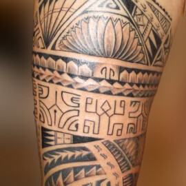 Tatouage de style tribal polynésien sur la cuisse