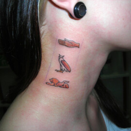 Tatouage hiéroglyphes égyptien dans le cou
