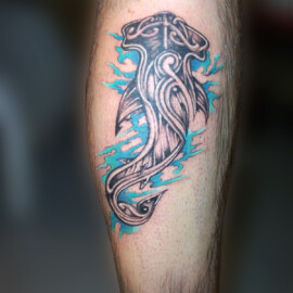 Tatouage stylisé de requin