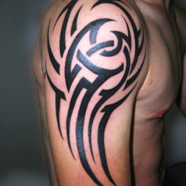 Tatouage tribal sur le bras style moderne